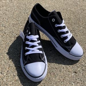 Airwalk Legacee canvas low top black sneakers / mens 5.5 / womens 7.5 New